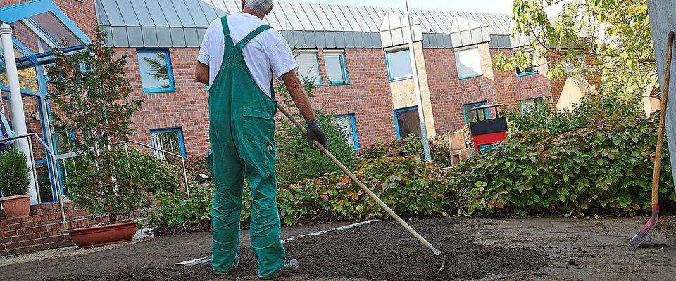 Ein Mann bei der Gartenarbeit