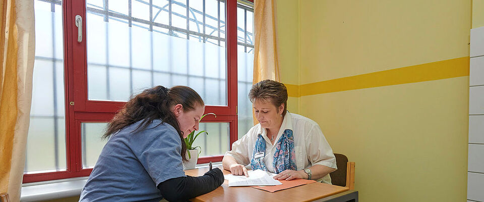 Zwei Frauen sitzen an einem Tisch