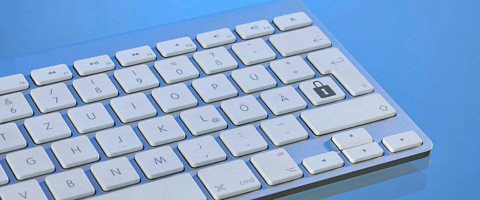 Computer-Tastatur mit einer Taste mit Schloss-Symbol.