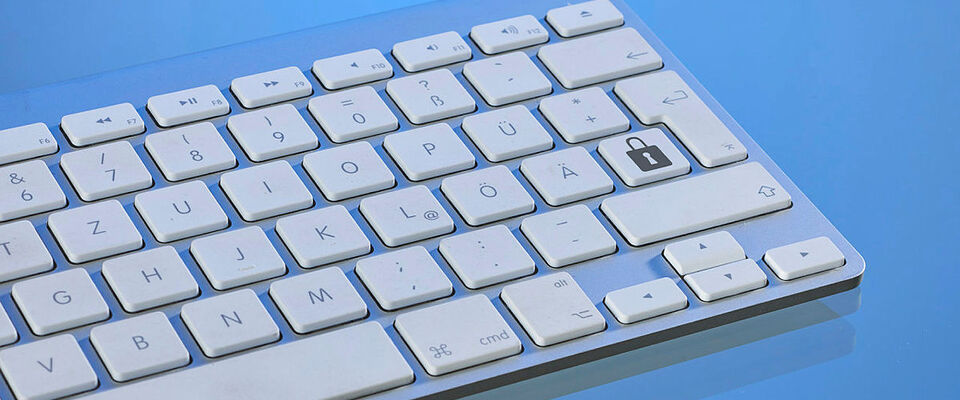 Computer-Tastatur mit einer Taste mit Schloss-Symbol.