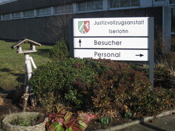 Schild im Eingangsbereich der Justizvollzugsanstalt Iserlohn Schild im Eingangsbereich der Justizvollzugsanstalt Iserlohn