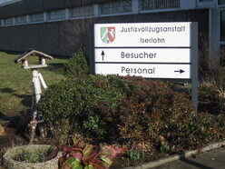 Schild im Eingangsbereich der Justizvollzugsanstalt Iserlohn